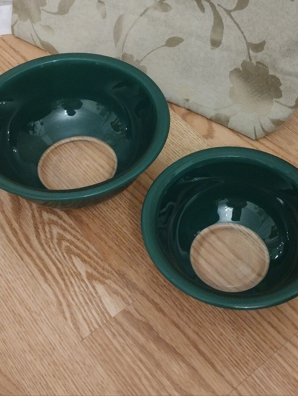 (Set of 2) Vintage Pyrex Green mixing bowls Model 322, 323